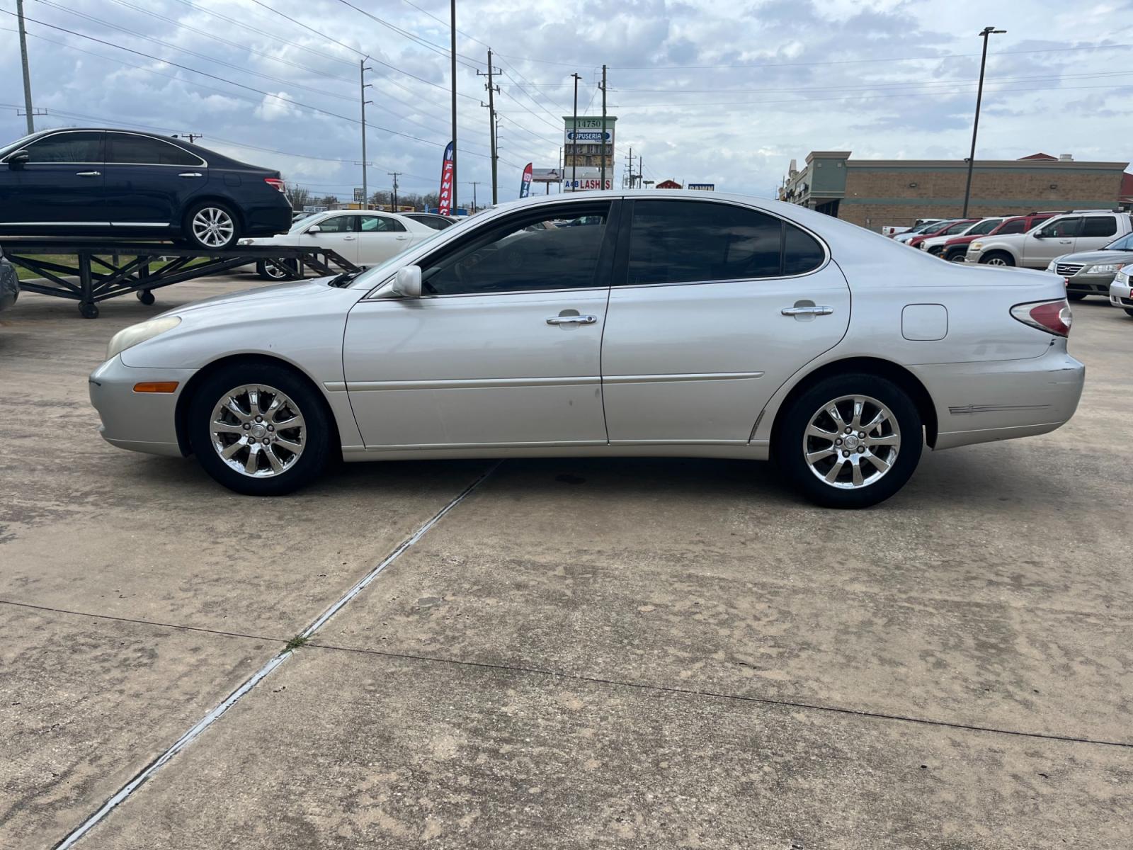 2003 SILVER /gray Lexus ES 300 Sedan (JTHBF30G135) with an 3.0L V6 DOHC 24V engine, 5-Speed Automatic Overdrive transmission, located at 14700 Tomball Parkway 249, Houston, TX, 77086, (281) 444-2200, 29.928619, -95.504074 - Photo #3